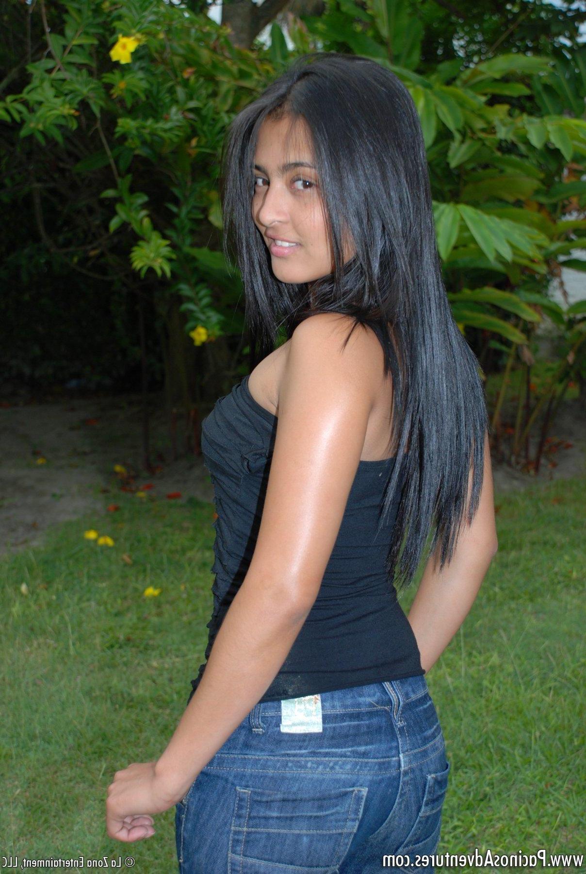 15P Jeniffer shows her juicy butt and huge tits as she slides out of her jeans and top