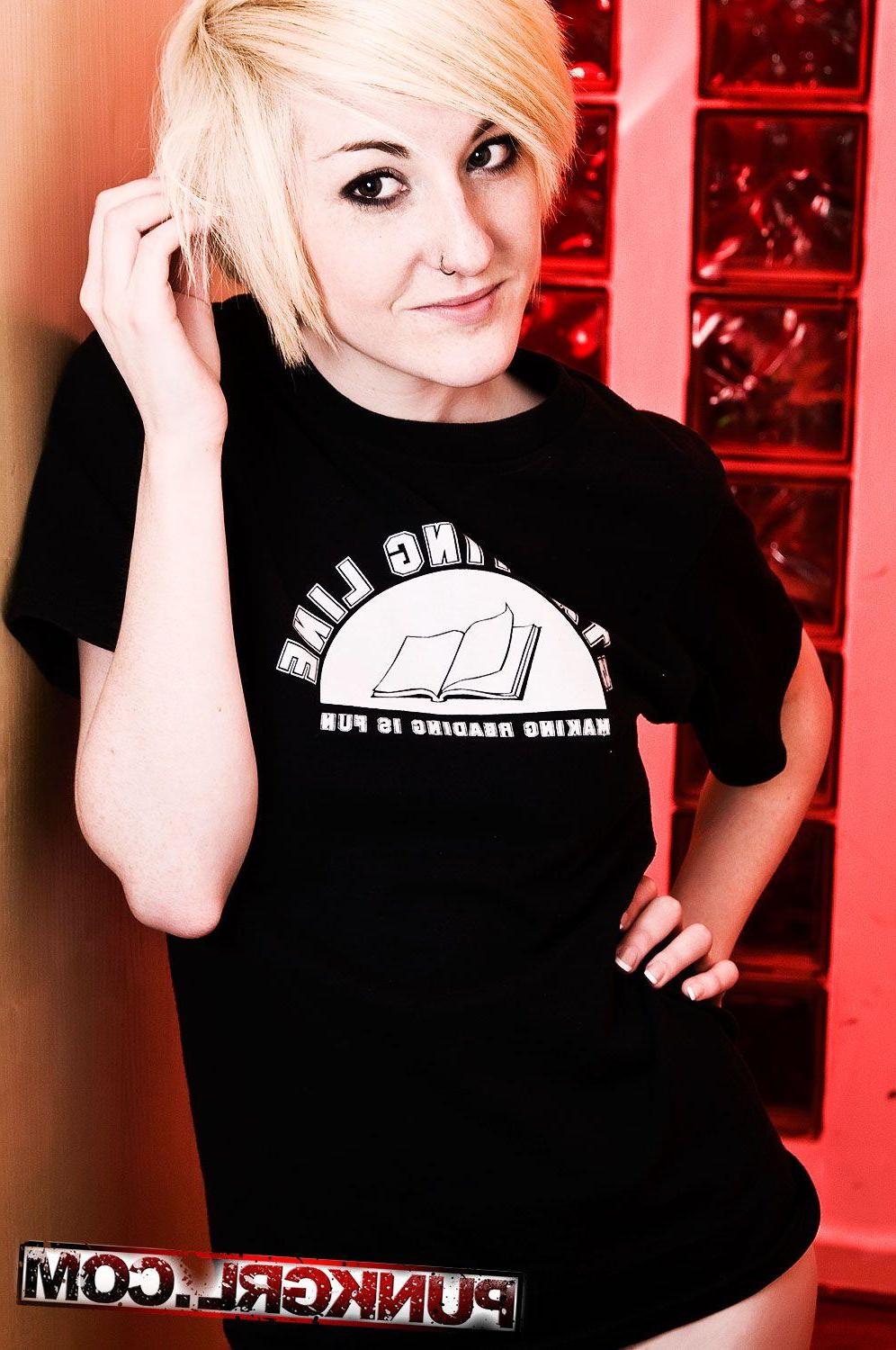 20P Pictures of teen cutie Jenn Jenn getting nude for you