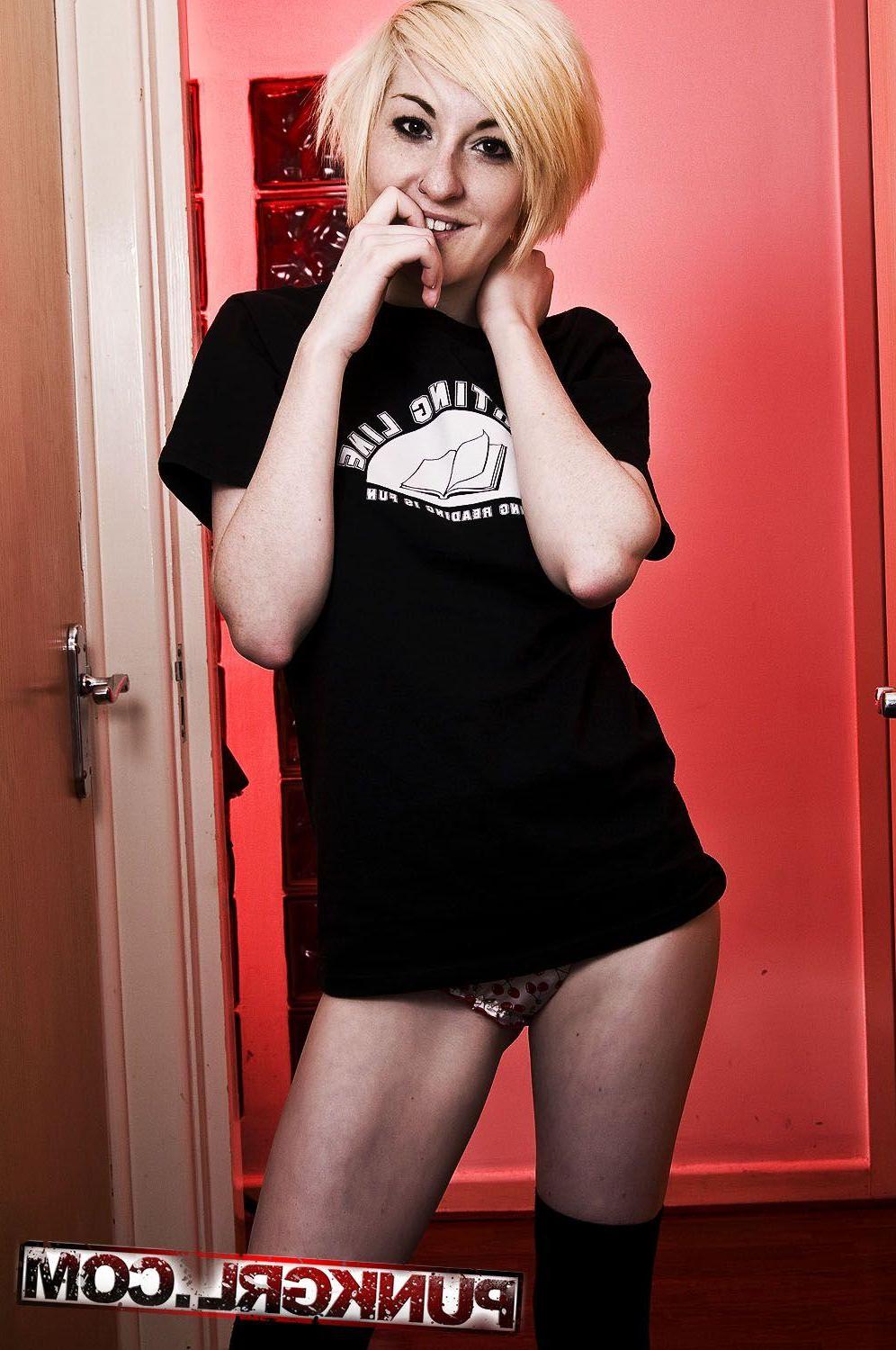 20P Pictures of teen cutie Jenn Jenn getting nude for you