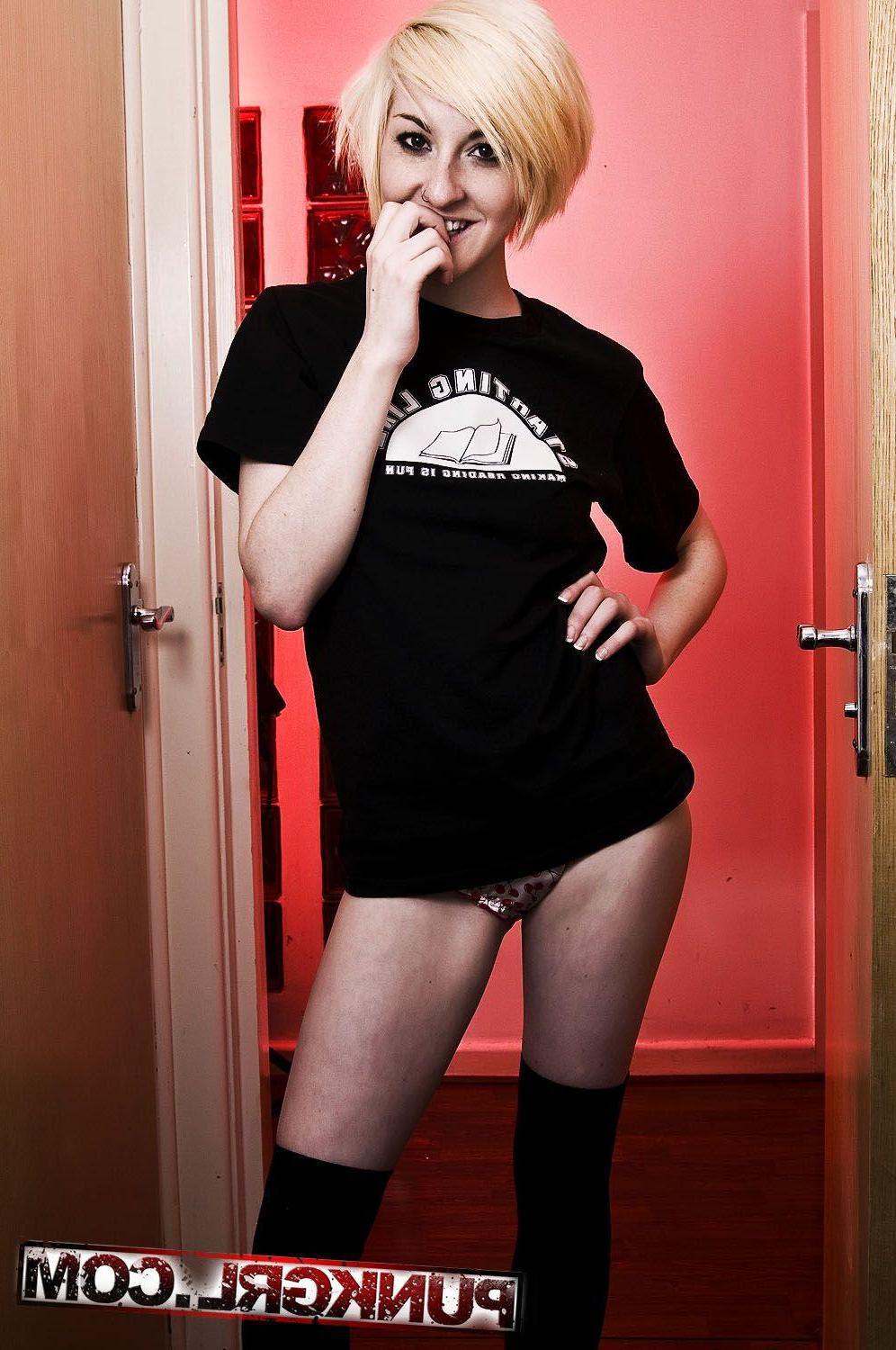 20P Pictures of teen cutie Jenn Jenn getting nude for you