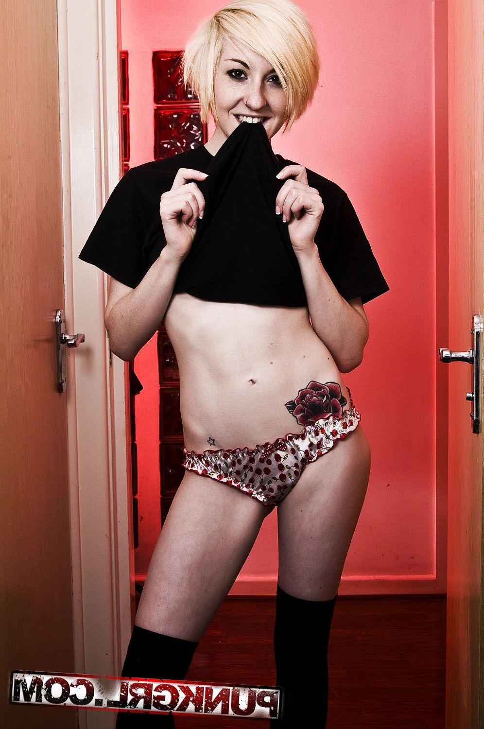 20P Pictures of teen cutie Jenn Jenn getting nude for you