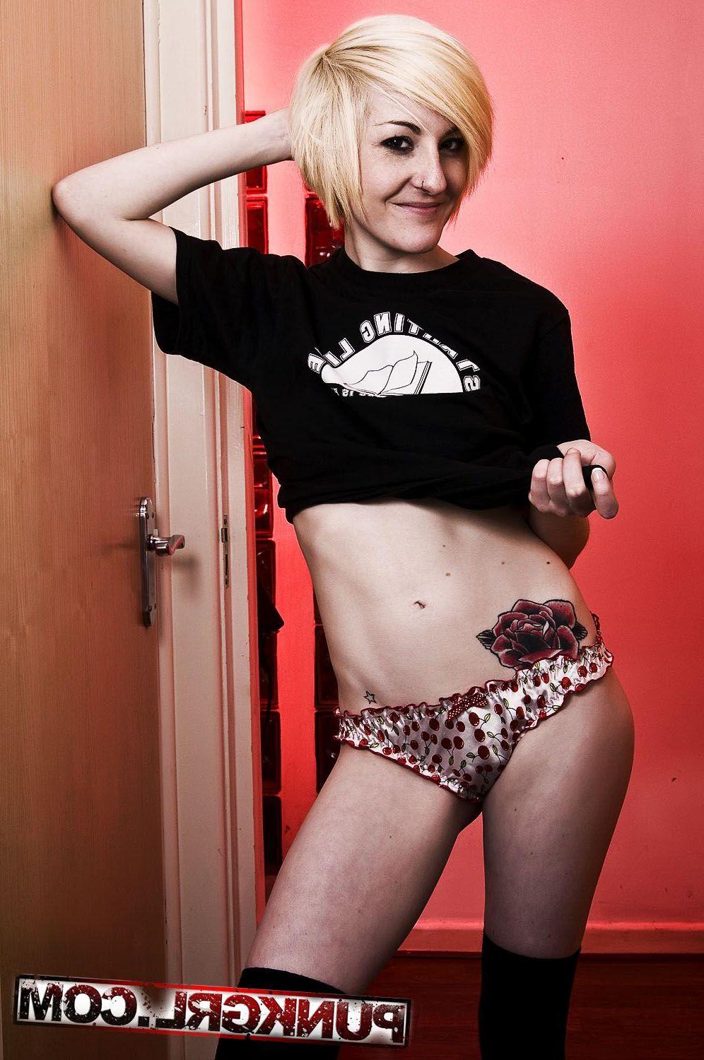 20P Pictures of teen cutie Jenn Jenn getting nude for you
