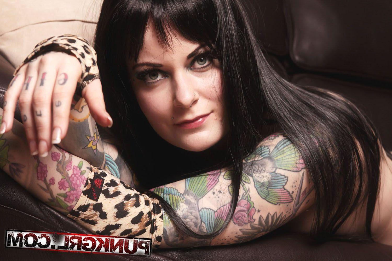20P Pictures of tattooed chick Ms Propaganda getting nude for you