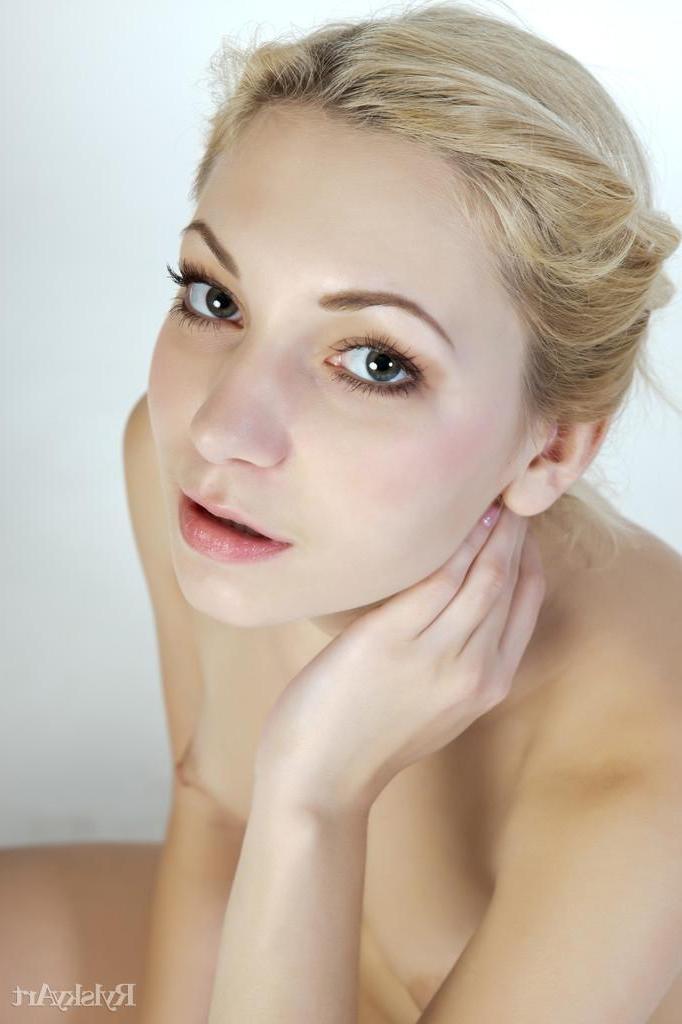 16P Blonde beauty Urania strips completely nude and shows you her incredible body