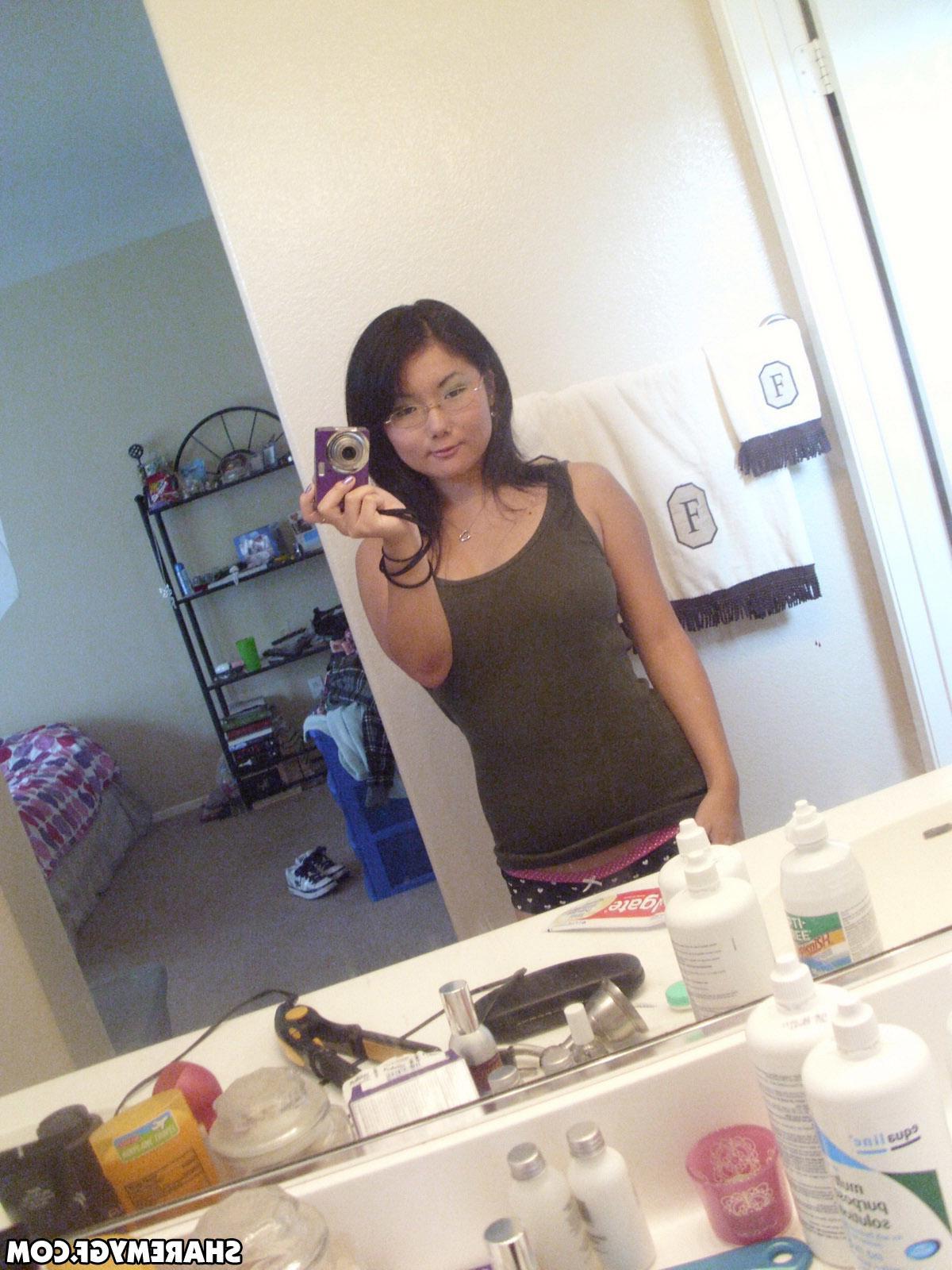 20P Amateur asian GF shares some selfies of her hot body