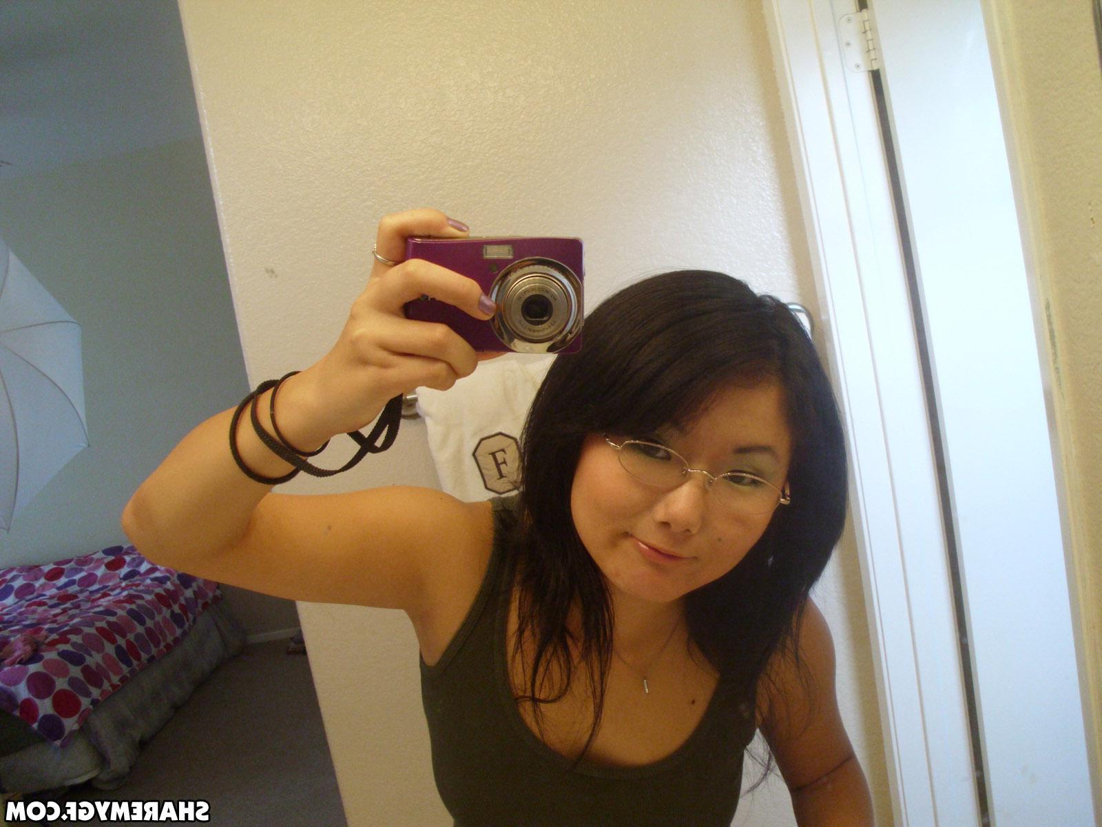 20P Amateur asian GF shares some selfies of her hot body
