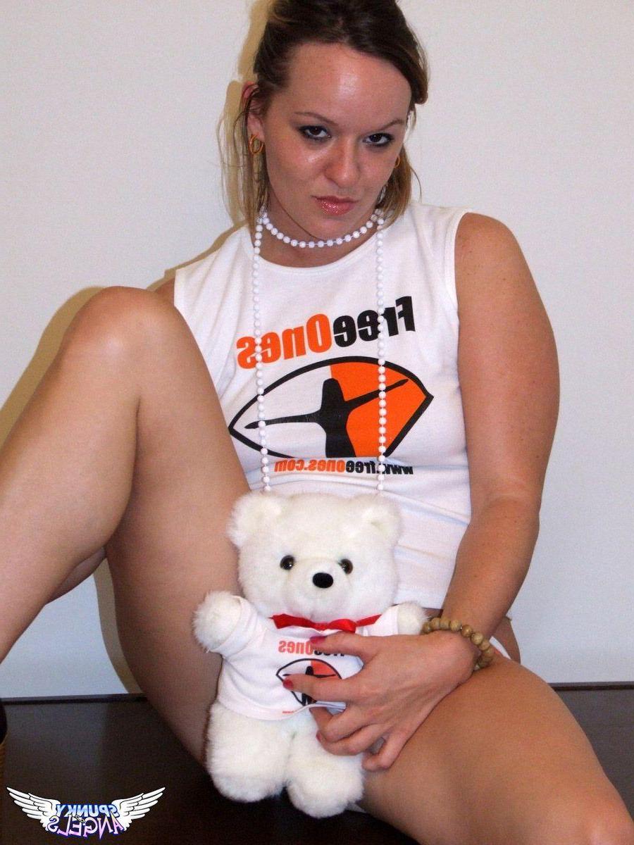 20P Pictures of a teen amateur getting nude for you