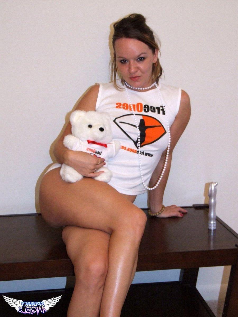 20P Pictures of a teen amateur getting nude for you