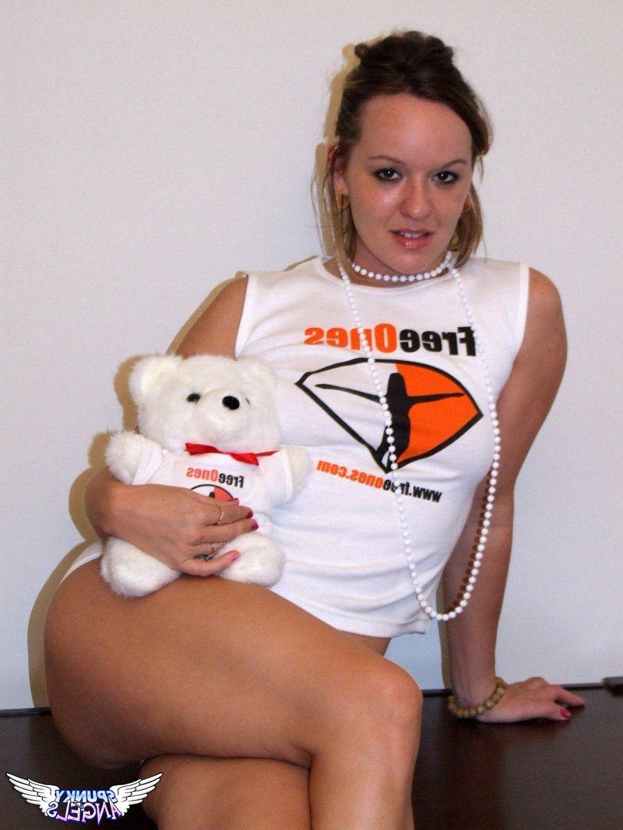 20P Pictures of a teen amateur getting nude for you