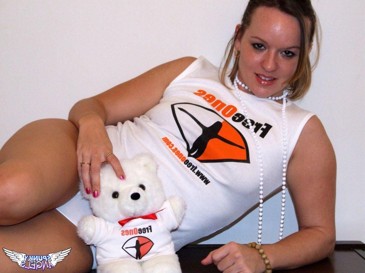 20P Pictures of a teen amateur getting nude for you