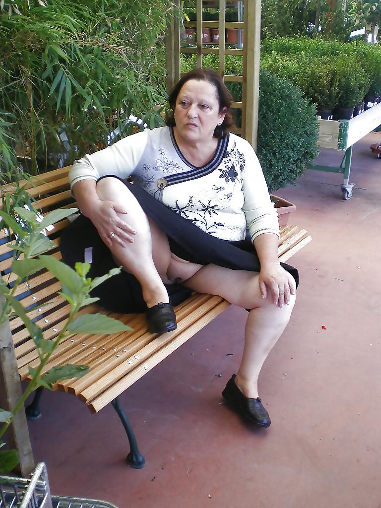 13P Fat Granny SPreads ASS in Public