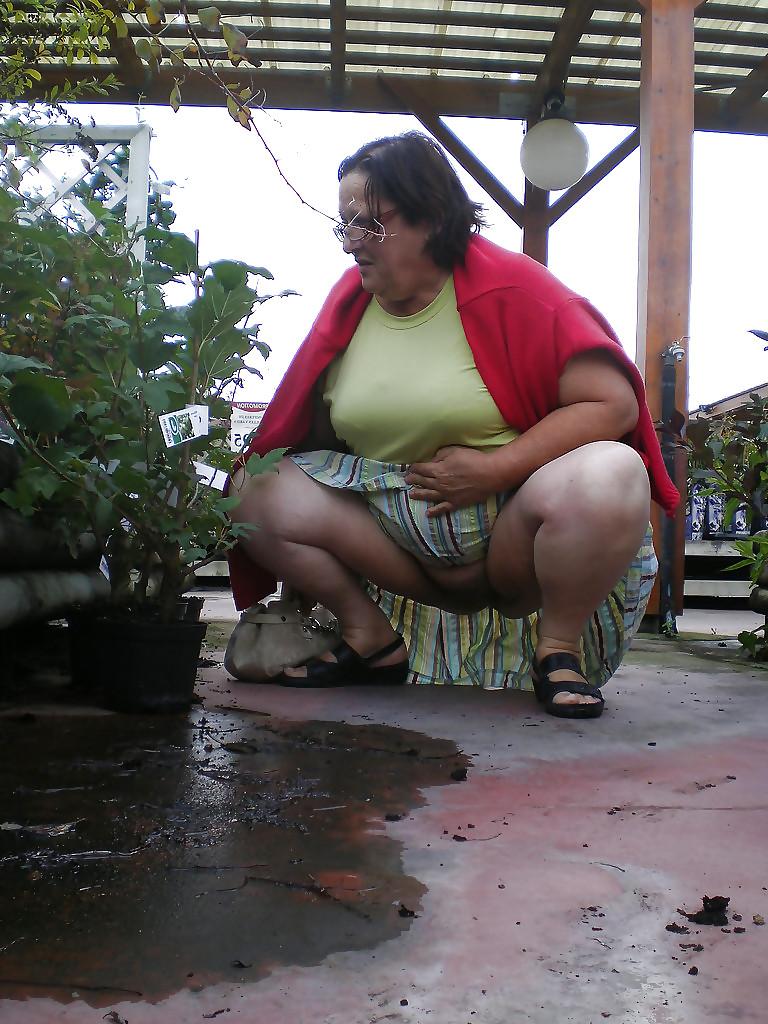 13P Fat Granny SPreads ASS in Public