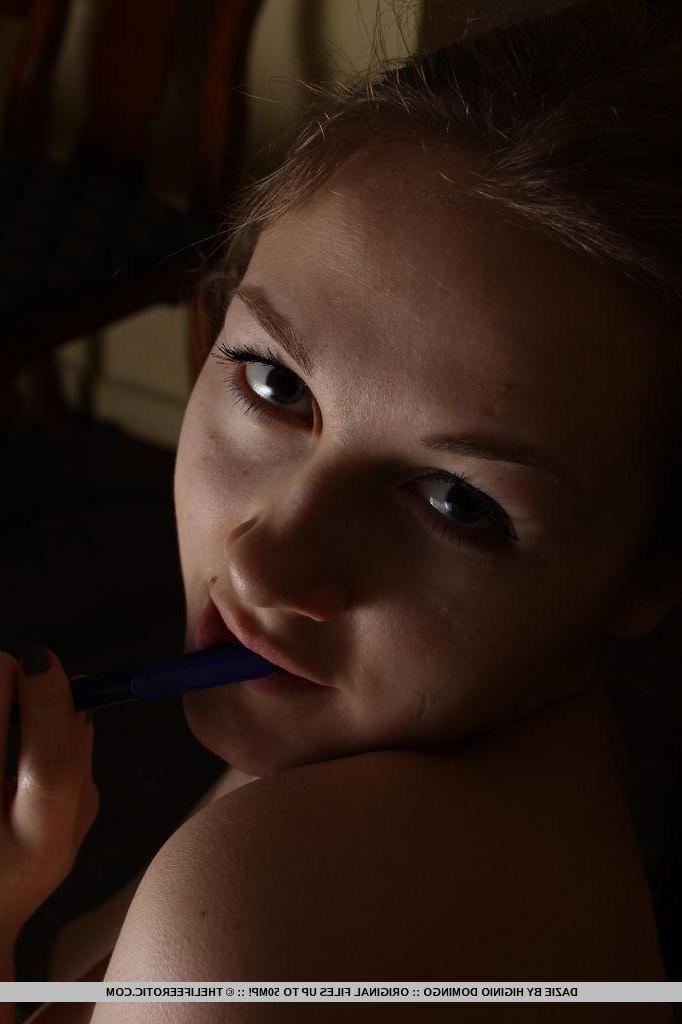16P Beautiful pin up girl Dazie shows you her tight wet pussy close up