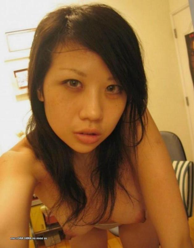 14P Naughty sexy hottie likes displaying her naked body