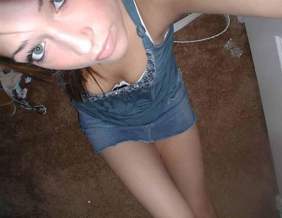 15P Picture selection of a hot group of sexy amateur girlfriends