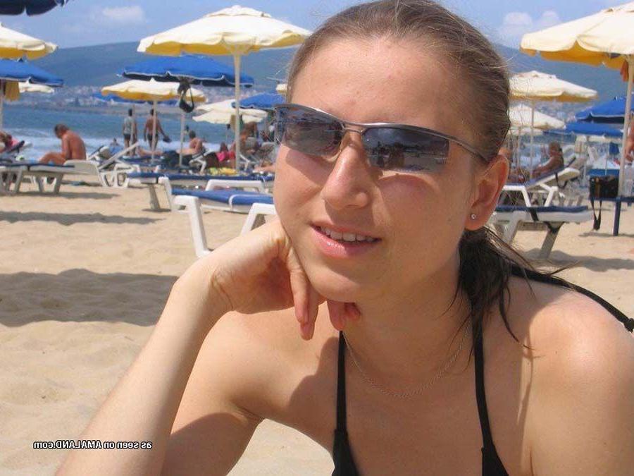 15P Pictures of amateur girlfriends nude while out and about