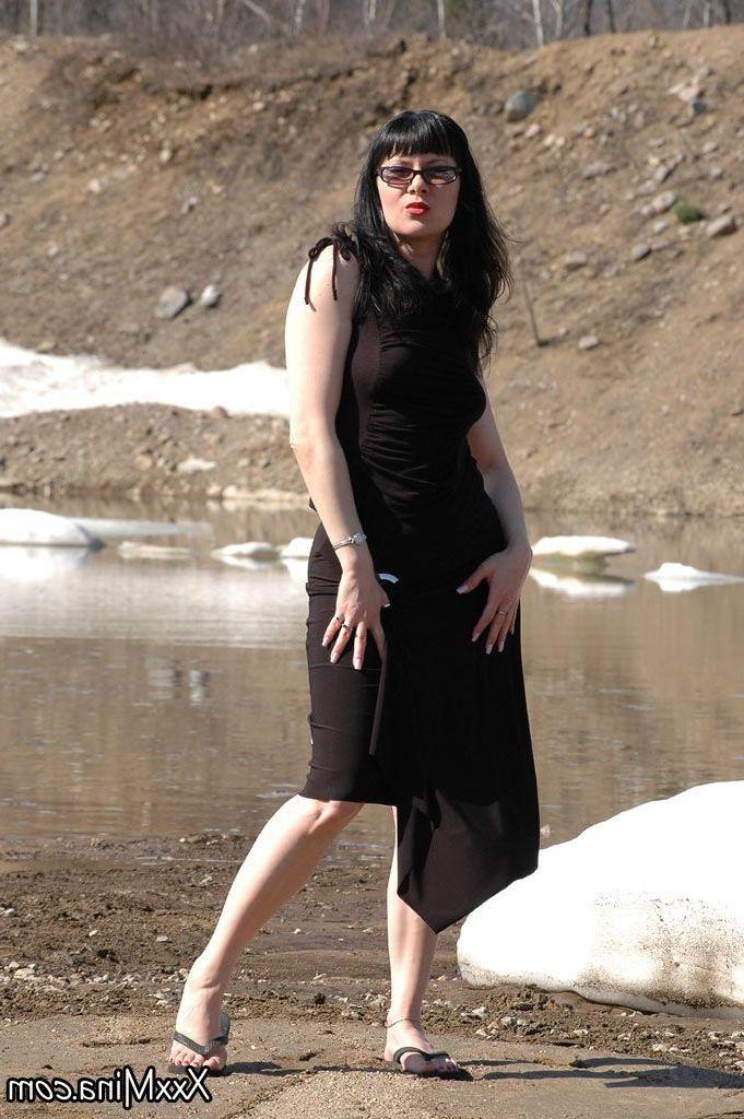 14P Pictures of XXX Mina fingering herself on a beach
