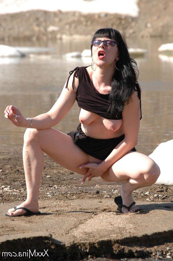14P Pictures of XXX Mina fingering herself on a beach