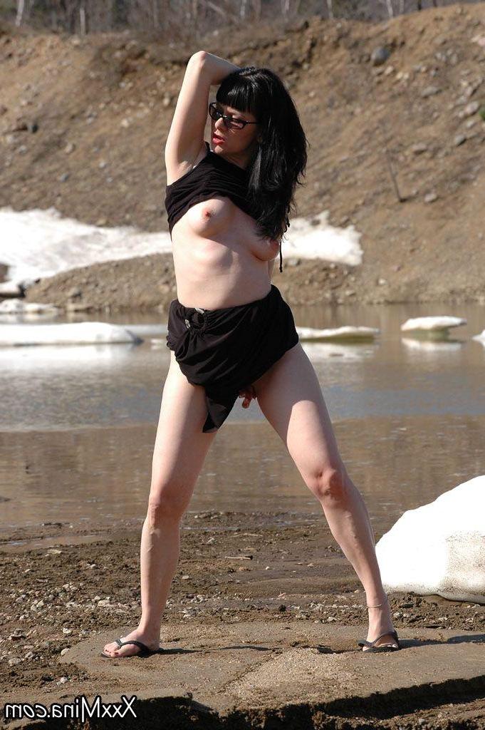 14P Pictures of XXX Mina fingering herself on a beach