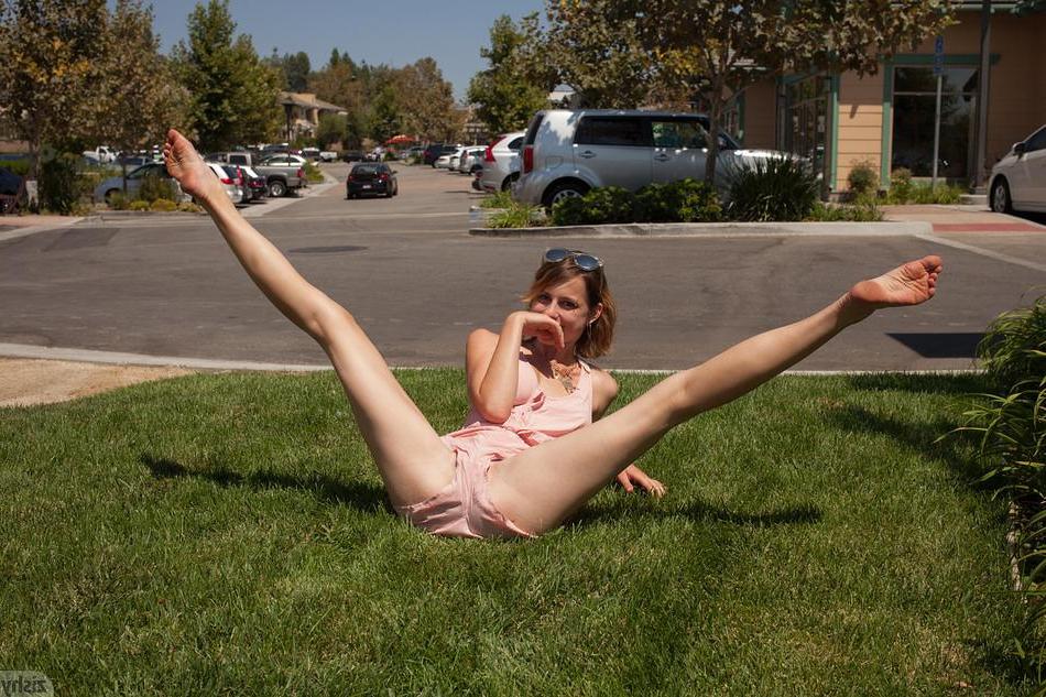 8P Hot teen April Grantham shows off her flexibility at a park