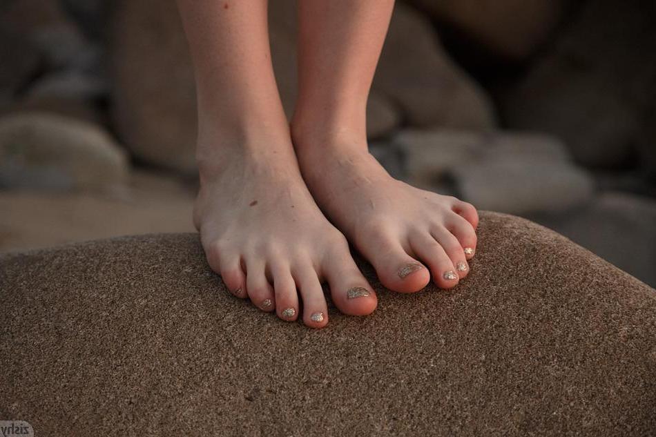8P Redhead teen Wendy Patton has some fun on the beach