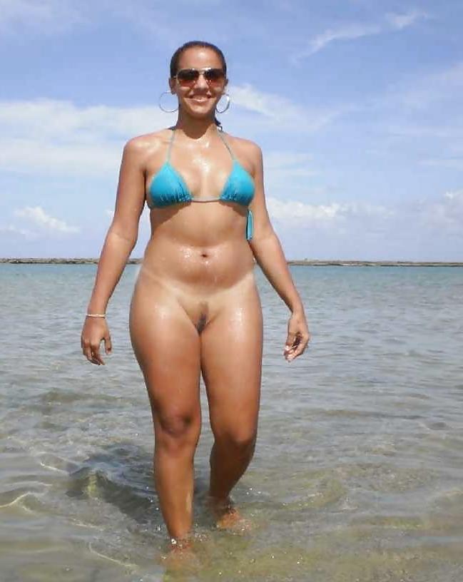 25P Voluptuous beauties bursting out of bikinis