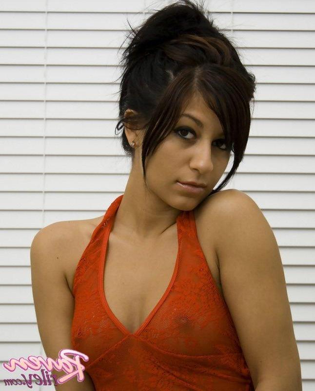 20P Pictures of Raven Riley getting all nude for you