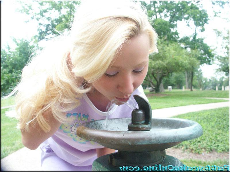 16P Pictures of Sexy Pattycake showing her ass in the park