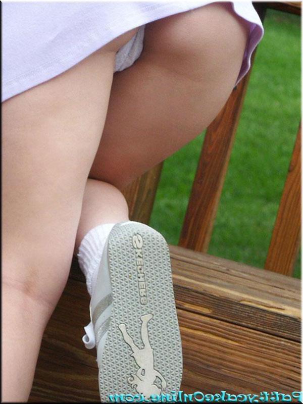 16P Pictures of Sexy Pattycake showing her ass in the park