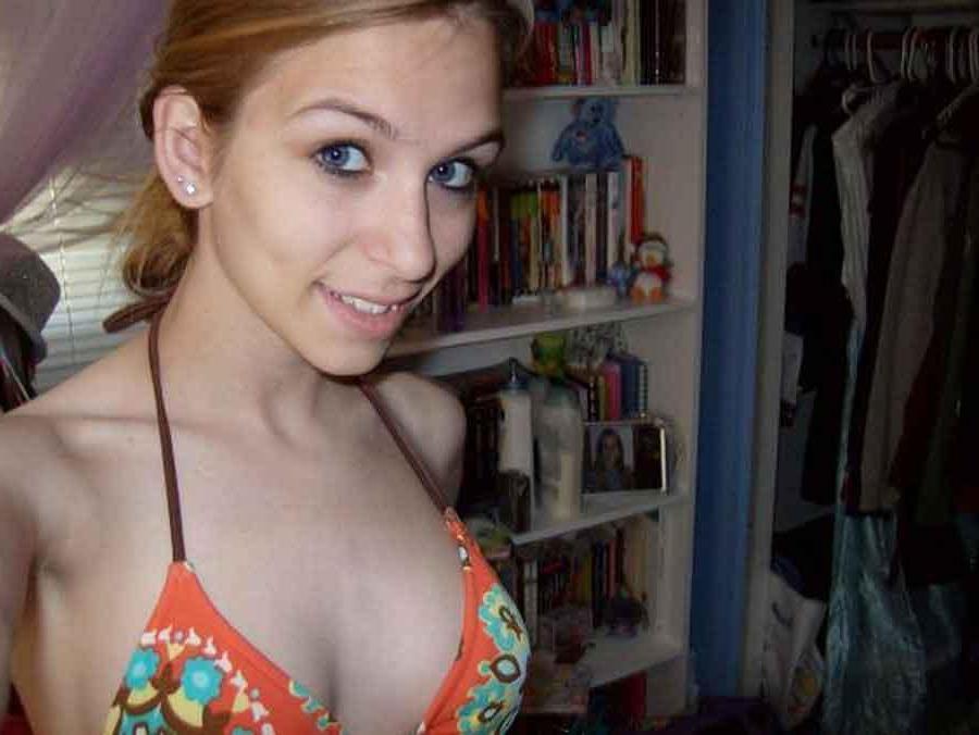 16P Picture gallery of a sexy amateur chick's selfpics