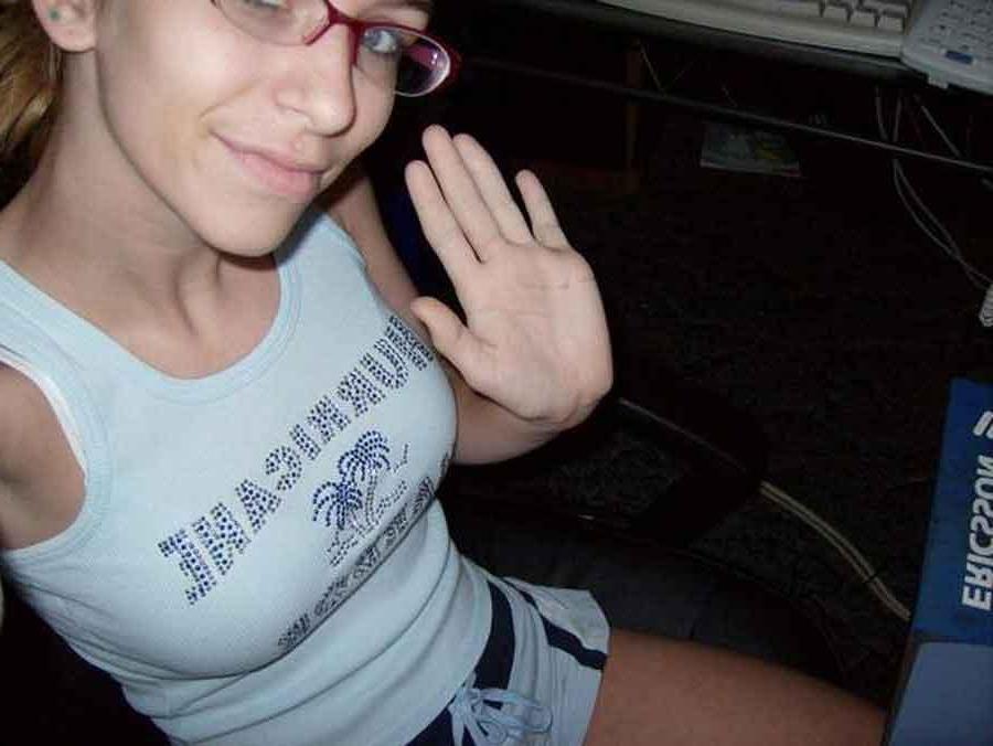 16P Picture gallery of a sexy amateur chick's selfpics