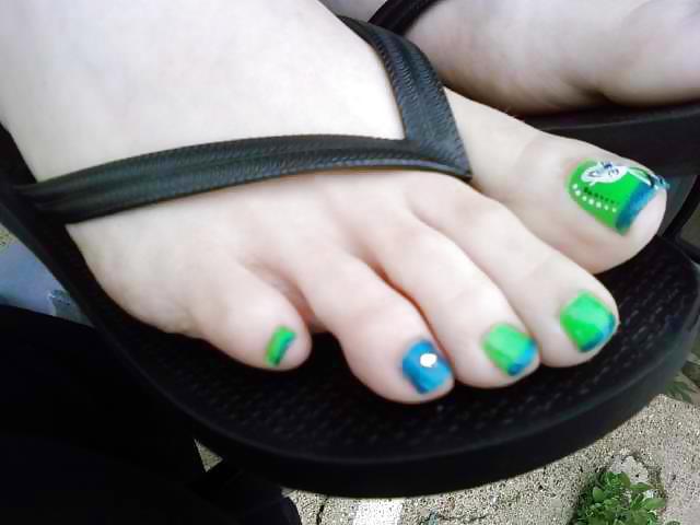 25P Sexy feet close up