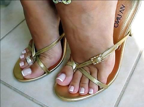 25P Sexy feet close up