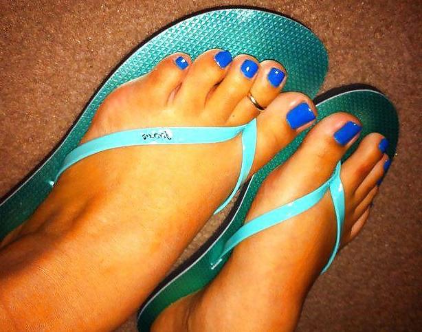 25P Sexy feet close up