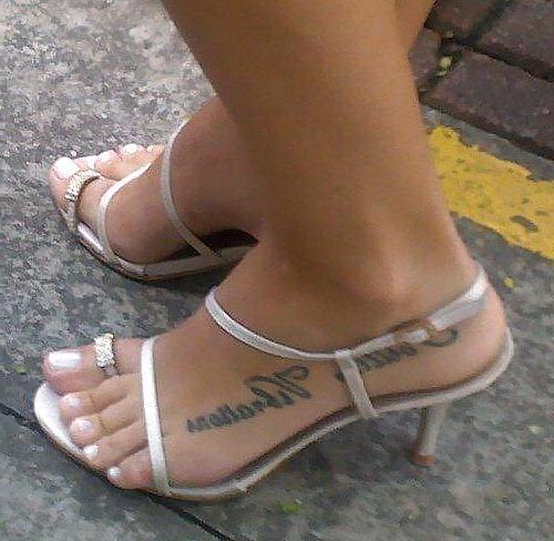 25P Sexy feet close up