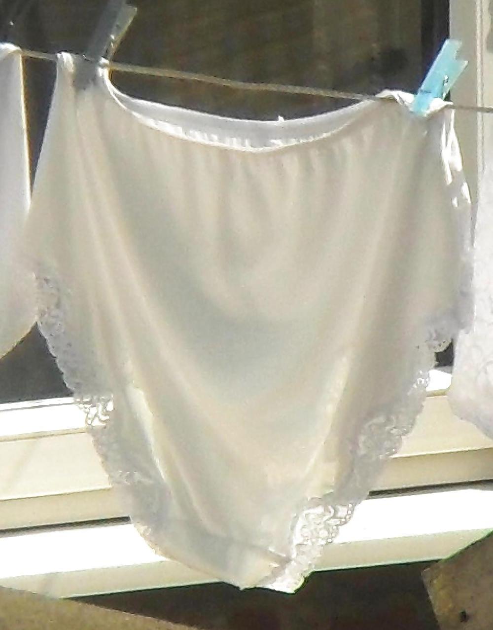 25P 76 y.o lady's washing line