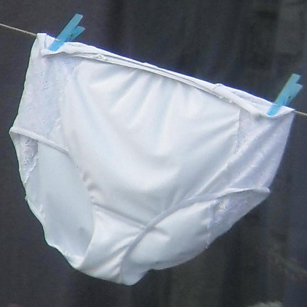 25P 76 y.o lady's washing line