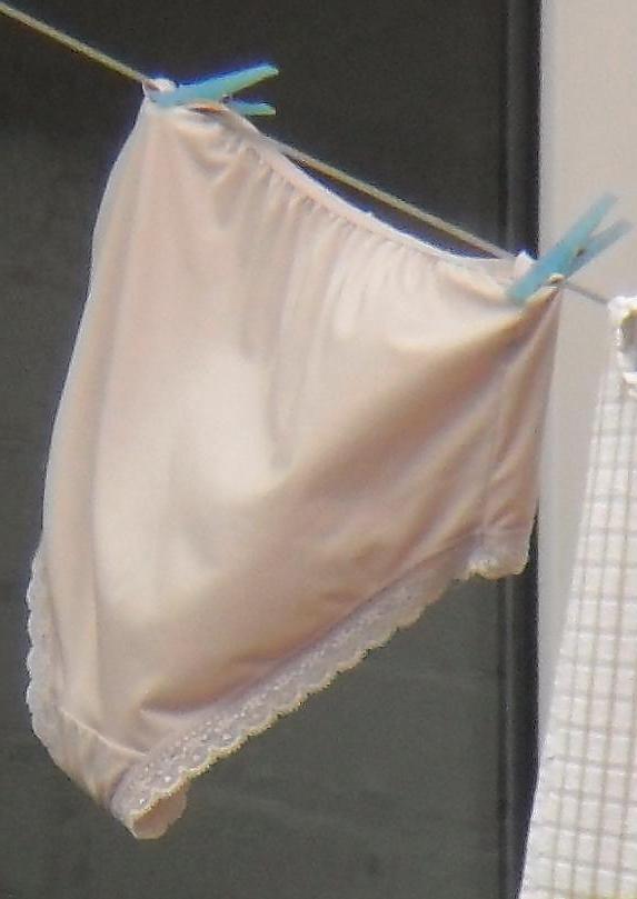 25P 76 y.o lady's washing line
