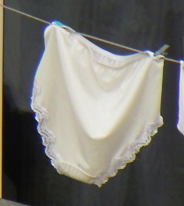 25P 76 y.o lady's washing line