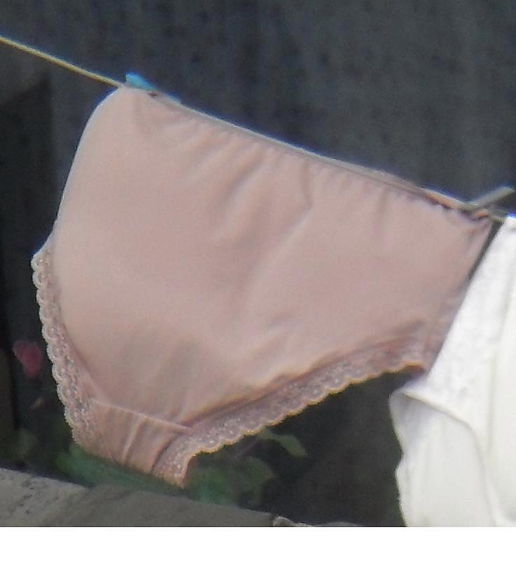 25P 76 y.o lady's washing line