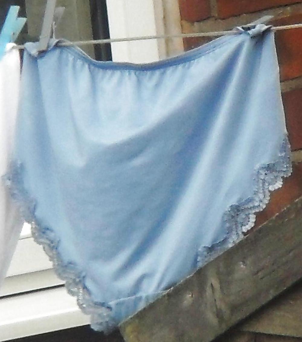 25P 76 y.o lady's washing line