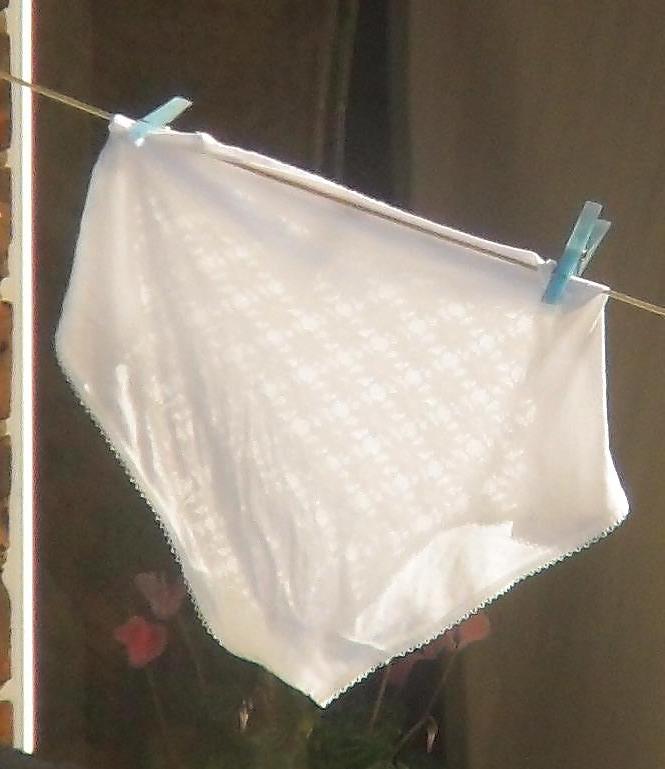 25P 76 y.o lady's washing line