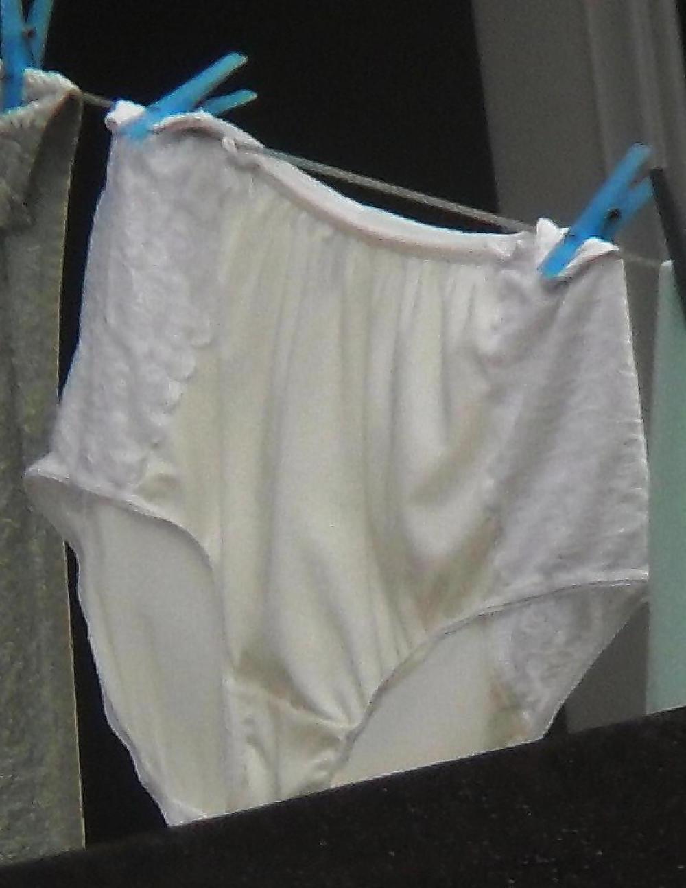 25P 76 y.o lady's washing line