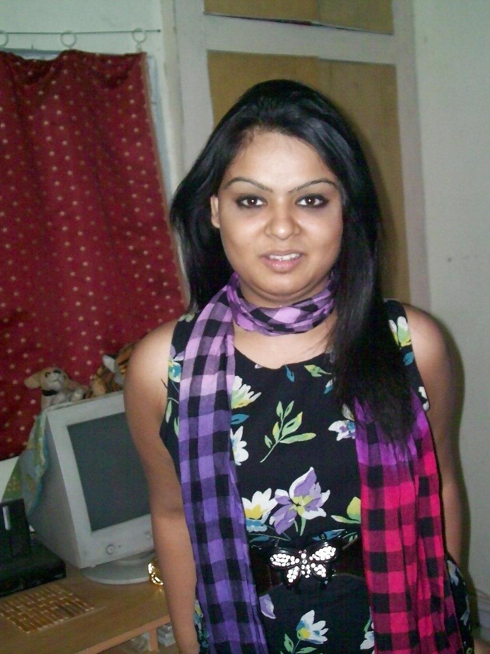 15P Sexy indian lady