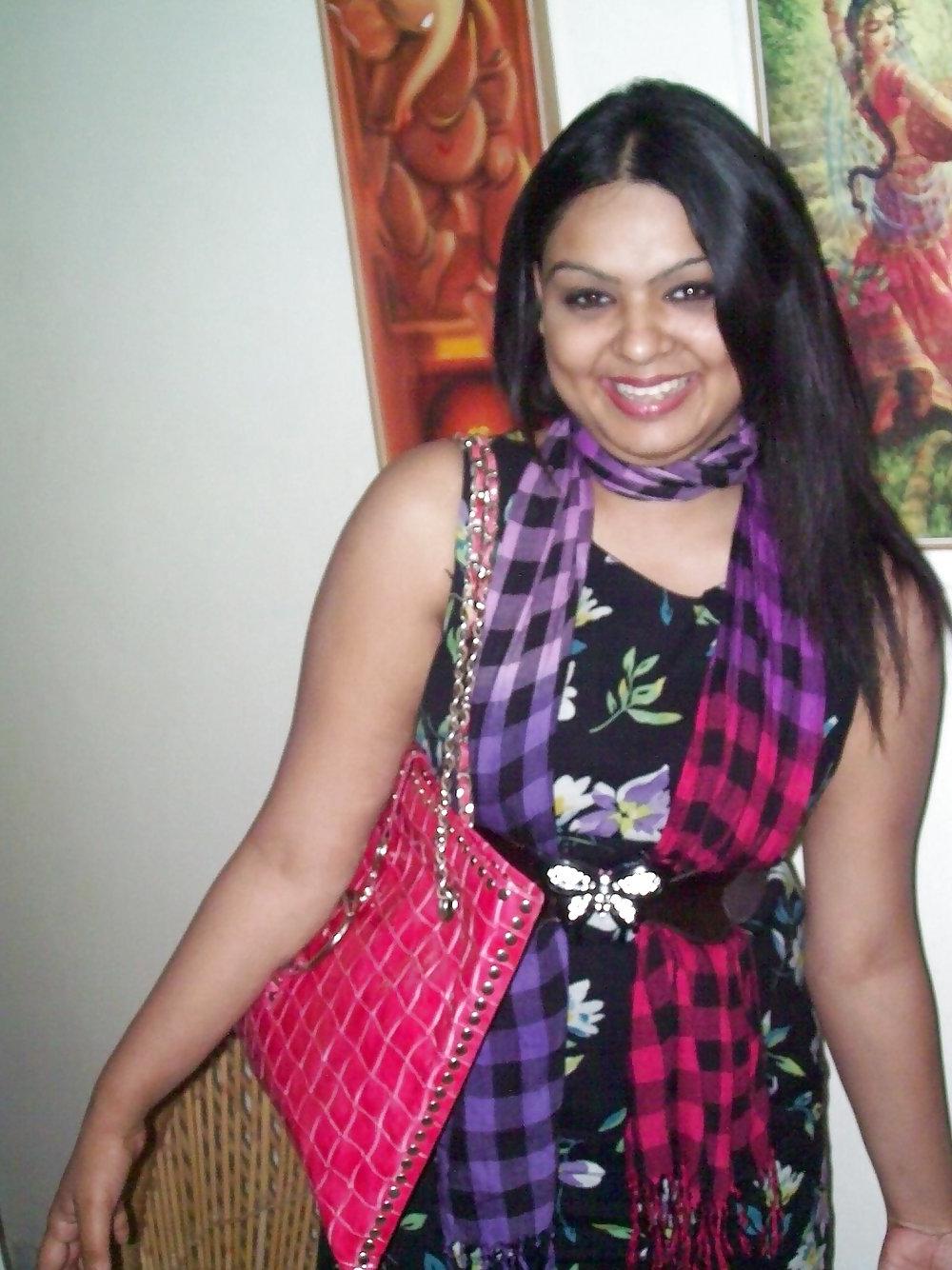 15P Sexy indian lady