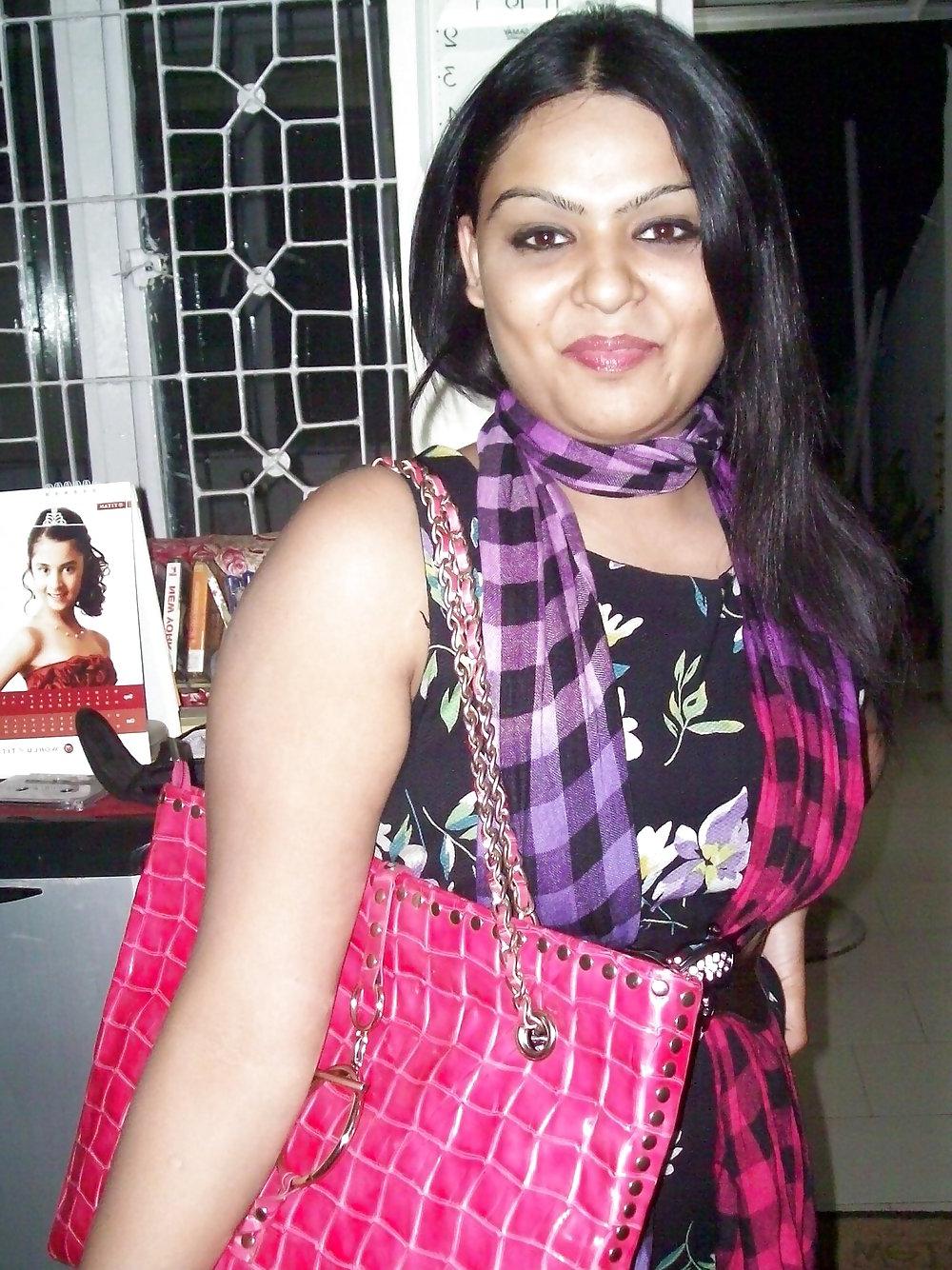 15P Sexy indian lady