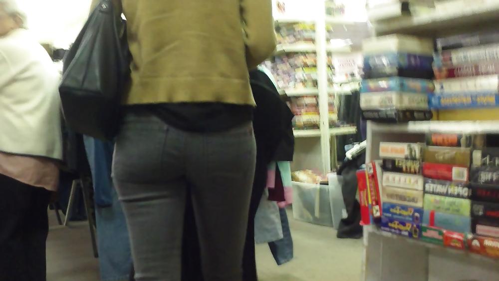 23P Sexy teen ass & butt cheeks in tight pants