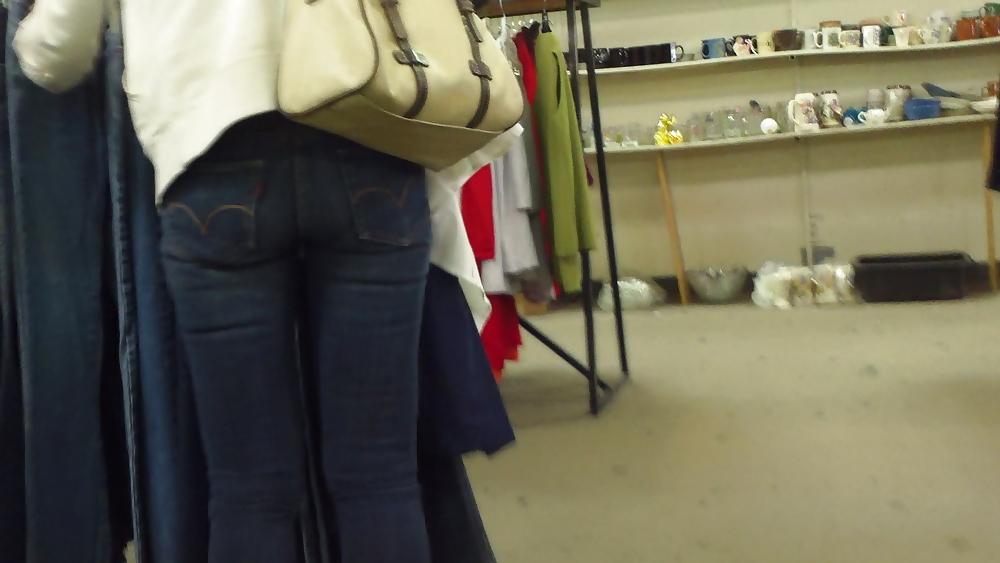23P Sexy teen ass & butt cheeks in tight pants