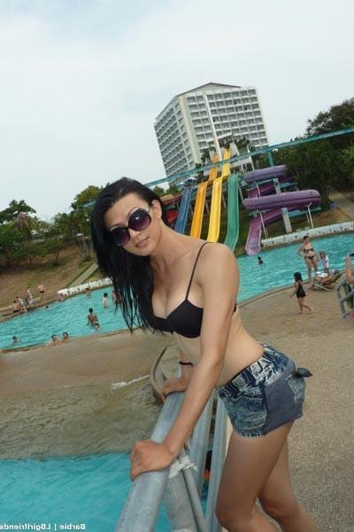 16P Heißer Bikini-Ladyboy masturbiert
