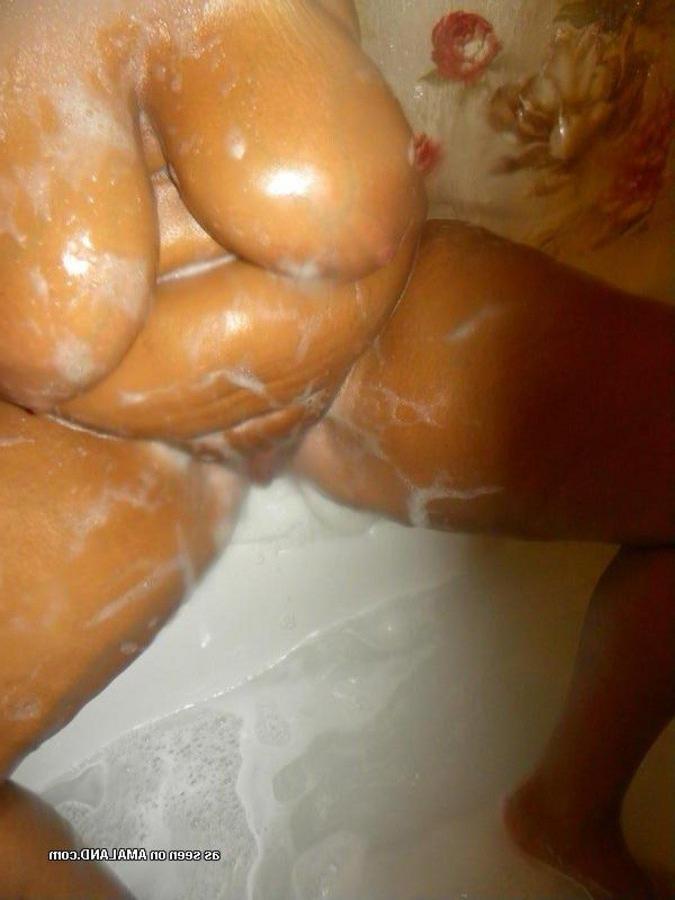 10P amateur bbw slut playing with herself in the tub